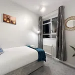 Zoey Place Near Thames River - 2 Double Beds, 1 Single Bed, Spacious, Ideal For Families