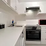 Zoey Place Near Thames River - 2 Double Beds, 1 Single Bed, Spacious, Ideal For Families