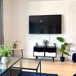 Md Apartments : Stunning 2 Bedroom 2 Bath Apartment - Royal Docks