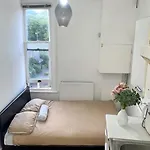 Private Studio Flat Close To Central London With Smart Tv And Workspace