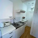 Private Studio Flat Close To Central London With Smart Tv And Workspace