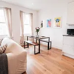 Modern & Spacious 1 Bedroom Clapham Junction Flat