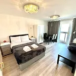 3 Bedroom Riverview Flat Canary Wharf Free Parking