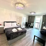 3 Bedroom Riverview Flat Canary Wharf Free Parking