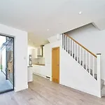 Spacious 4Br House, London, Sleeps 9, Parking Available