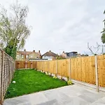 Spacious 4Br House, London, Sleeps 9, Parking Available