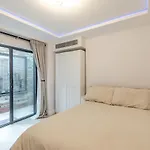 Modern Garden Flat With Private Parking
