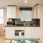 Superb Chelsea Rare Find With Patio 2 Min From Tube