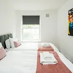 Cosy 3Bd London Accommodation For 6 / 6 Beds