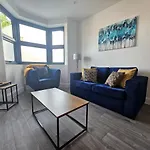 Spacious 4Br House, London, Sleeps 9, Parking Available