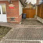 Private House With Free Park For Group Near Wembley Station