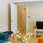 Stunning New 2 Bed Flat - 6 August House