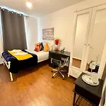 London Stratford Luxury House, 5 Minutes Walk Station, Westfield, 3 Bedrooms 3 Bathrooms, Reception, Garden, Parking