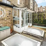 Superb Chelsea Rare Find With Patio 2 Min From Tube