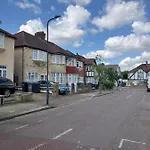 Cosy Self Contained Apartment With Private Bathroom 10 Mins To Wembley Stadium