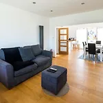 Elegant 2Bd House With Garden And Decked Patio