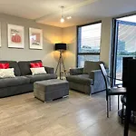 Modern 3 Bed Flat With Private Terrace In Shoreditch