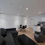 Fully Serviced One Bed Apartment In Royal Wharf