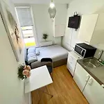 Great Location Studio Apartment With Smart Tv And Workspace