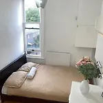 Great Location Studio Apartment With Smart Tv And Workspace