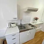 Great Location Studio Apartment With Smart Tv And Workspace