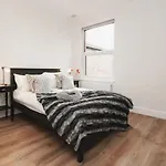 Spacious Family Home With Games Room & Garden