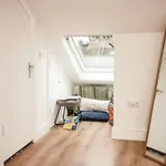 Spacious Family Home With Games Room & Garden