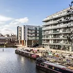 Canal-Side Apartment In Shoreditch