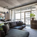 Canal-Side Apartment In Shoreditch