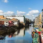 Canal-Side Apartment In Shoreditch