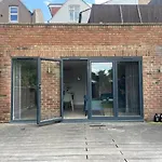 Wonderful 3 Bed Flat With Private Garden In Wimbledon - 1 The Queens