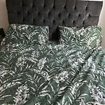 Huge Room By London Bridge - King Sized Bed