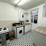 Wonderful 2 Bedroom On Tower Bridge