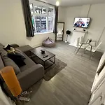 Wonderful 2 Bedroom On Tower Bridge