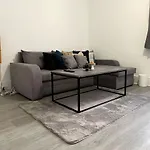 Wonderful 2 Bedroom On Tower Bridge