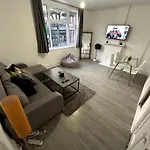 Incredible 2 Bedroom On Tower Bridge
