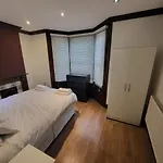 Large 4 Bedroom House In Central London