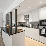 Stunning 3 Bed 2 Bathroom Basement Flat In Earls Court, London