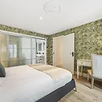 Stunning 3 Bed 2 Bathroom Basement Flat In Earls Court, London