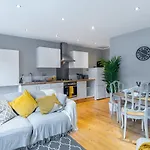 Stylish Shepherds Bush Flat