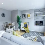 Stylish Shepherds Bush Flat