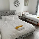 8 Thomas House - Beautiful Spacious Modern Apartment