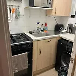 Small Studio Apartment - Quick Access To All Of London