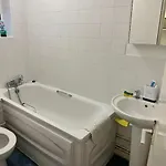 Small Studio Apartment - Quick Access To All Of London