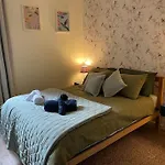 West London Stunning Garden Flat - Period Features