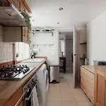 Charming & Beautiful 2 Bed Flat In Zone 1