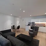 Fully Serviced One Bed Apartment In Royal Wharf