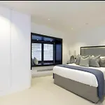 Modern Flat In Mayfair