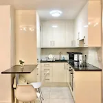 Central 1 Br-Kensington-24 7 Security-Netflix