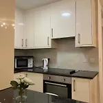 Central 1 Br-Kensington-24 7 Security-Netflix